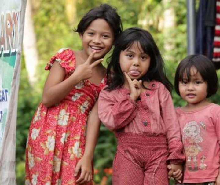 Einheimischer Kinder an der Ostküste der indonesischen Insel Bali