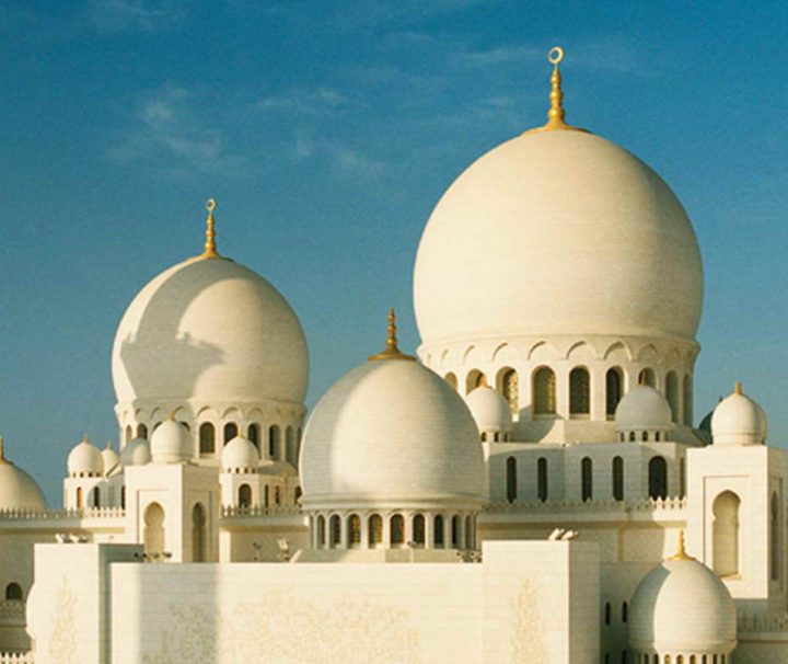 Die Sheikh Zayed Moschee in Abu Dhabi gilt als eine der schönsten Moscheen auf der Welt