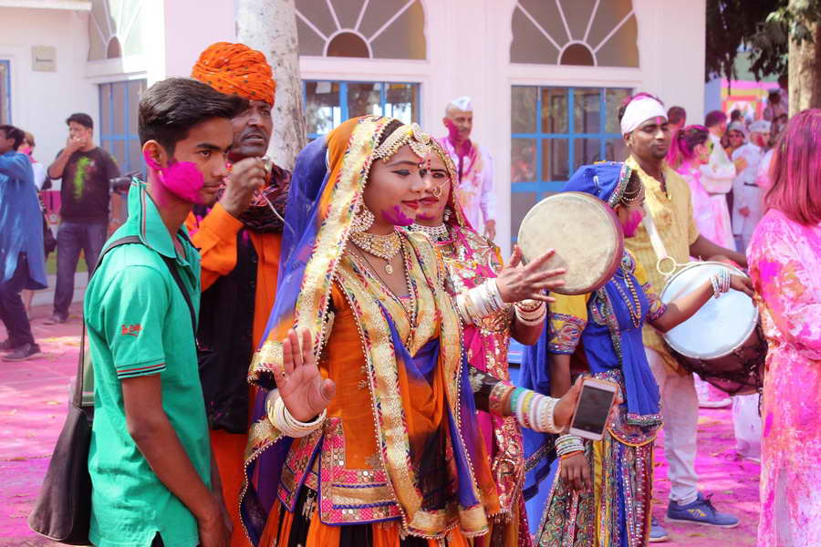 Ein wichtiger Teil des Holi Festes in Indien: Tanz und Musik