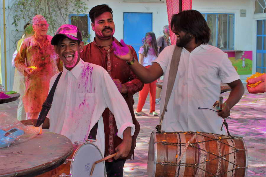 Beim Holi Fest in Indien ist in den Straßen überall Musik