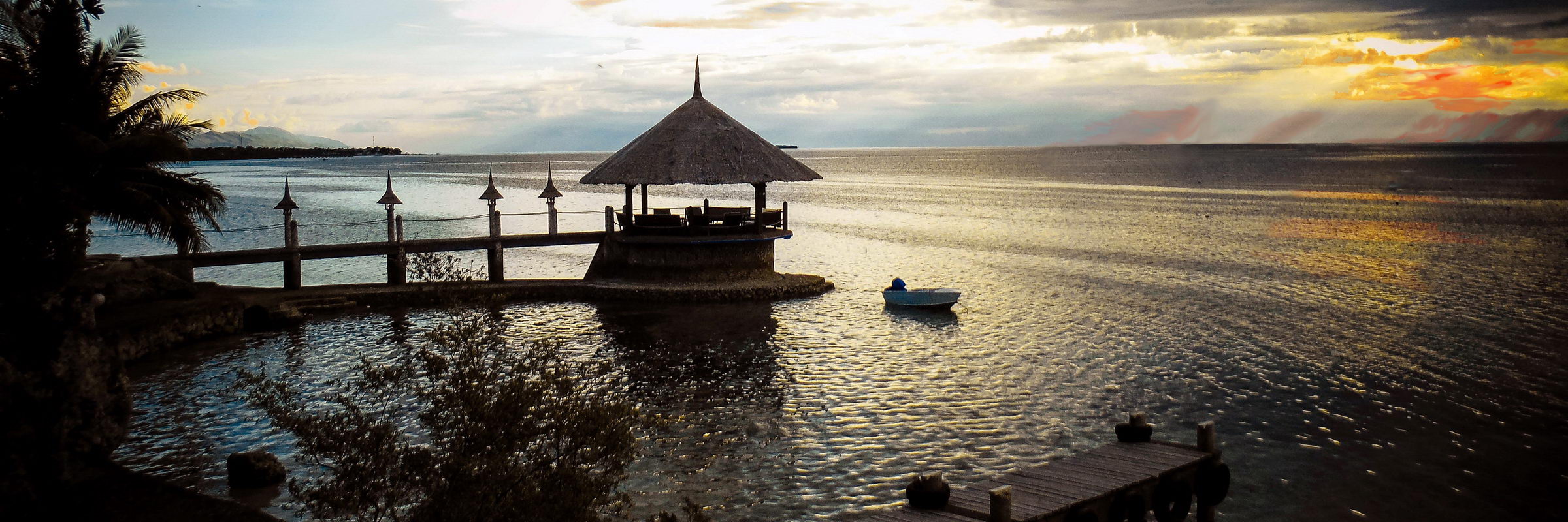Das Dolphin House Resort auf Insel Cebu bietet eine malerische Kulisse für einen Sonnenuntergang.