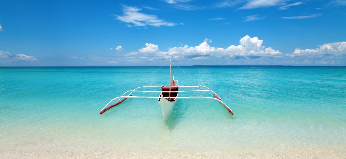Der traumhafte Strand in Cebu, weiß und blau, wo man gut genießen und ausruhen kann.